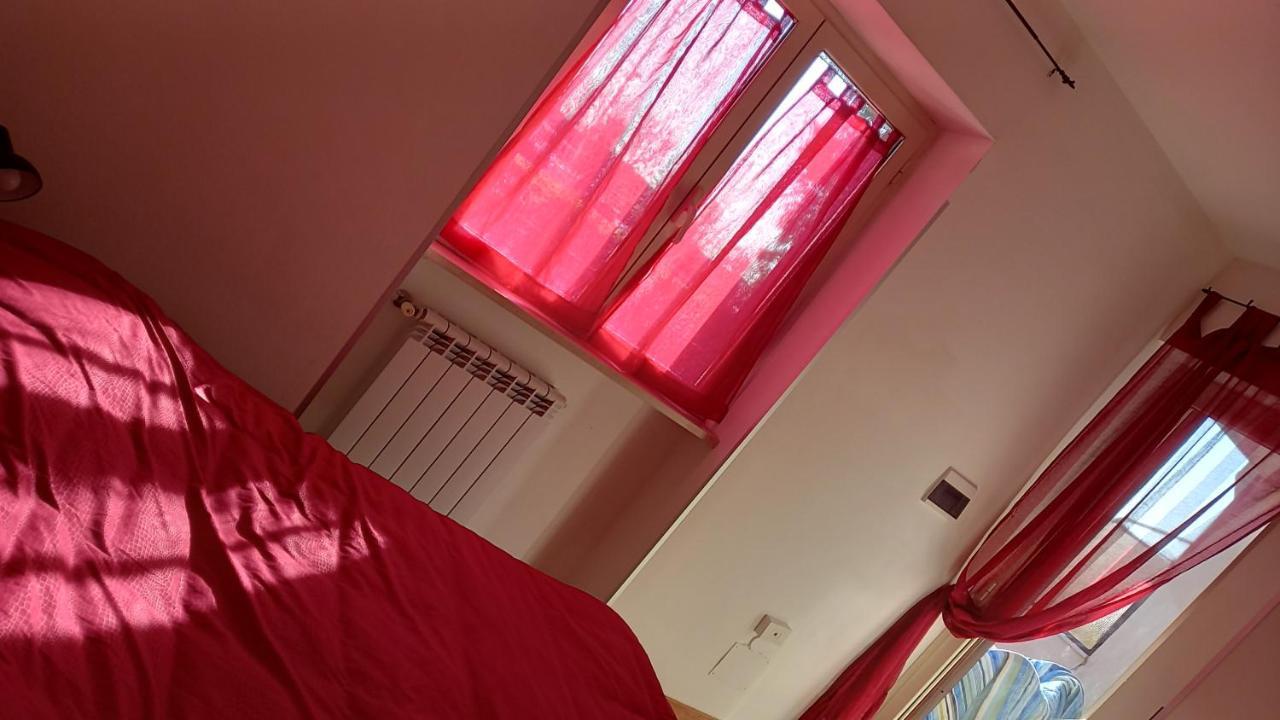 A Santy's House 1piano-no Lift-shuttle A Pagamento-raggiungibile A Piedi Aeroporto-fermata Bus Fiera Di Roma A 3 Minuti-air Condiz Ed Extra Bed For A Fee A Pagamento Appartamento