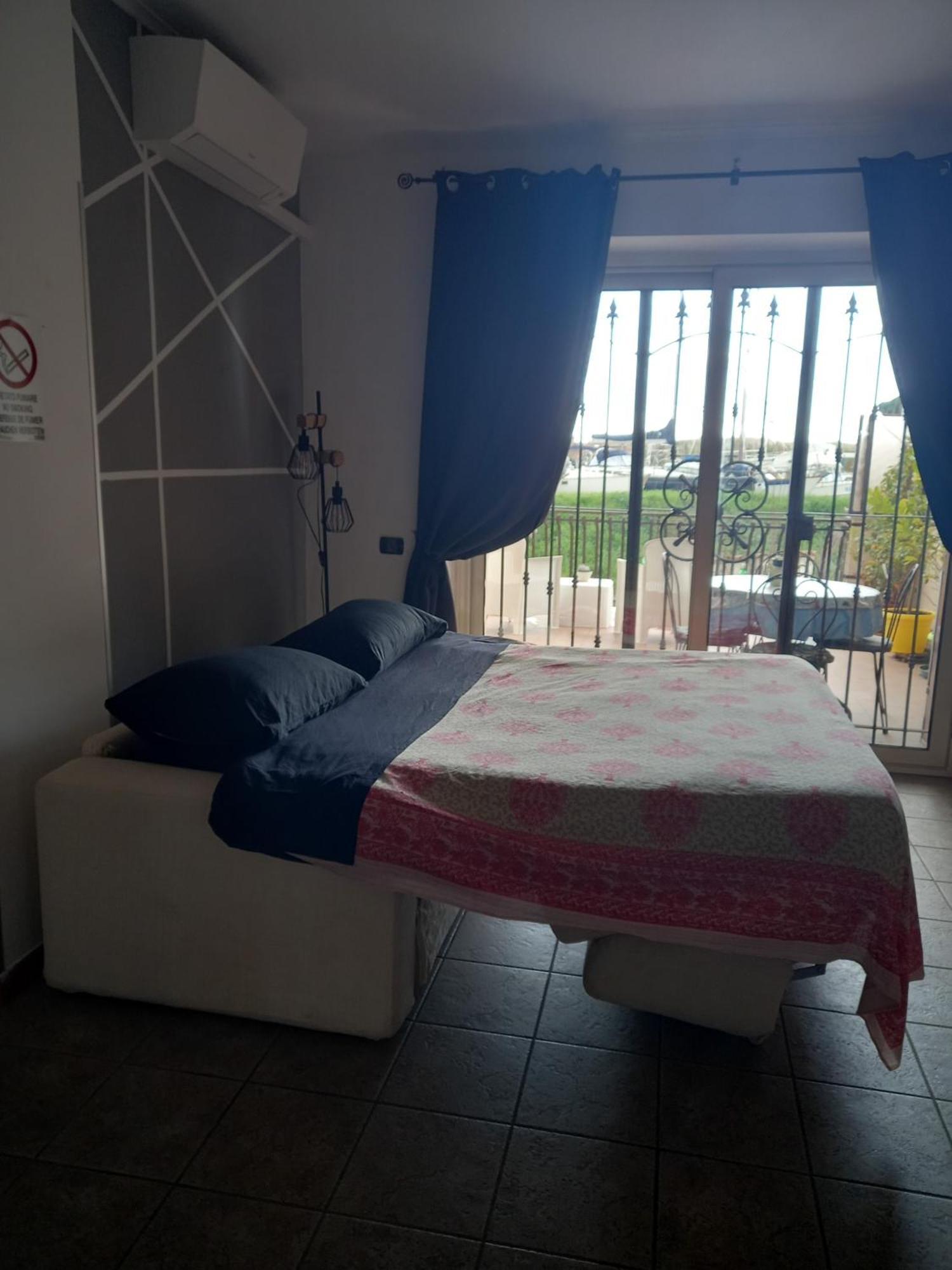 A Santy's House 1piano-no Lift-shuttle A Pagamento-raggiungibile A Piedi Aeroporto-fermata Bus Fiera Di Roma A 3 Minuti-air Condiz Ed Extra Bed For A Fee A Pagamento *